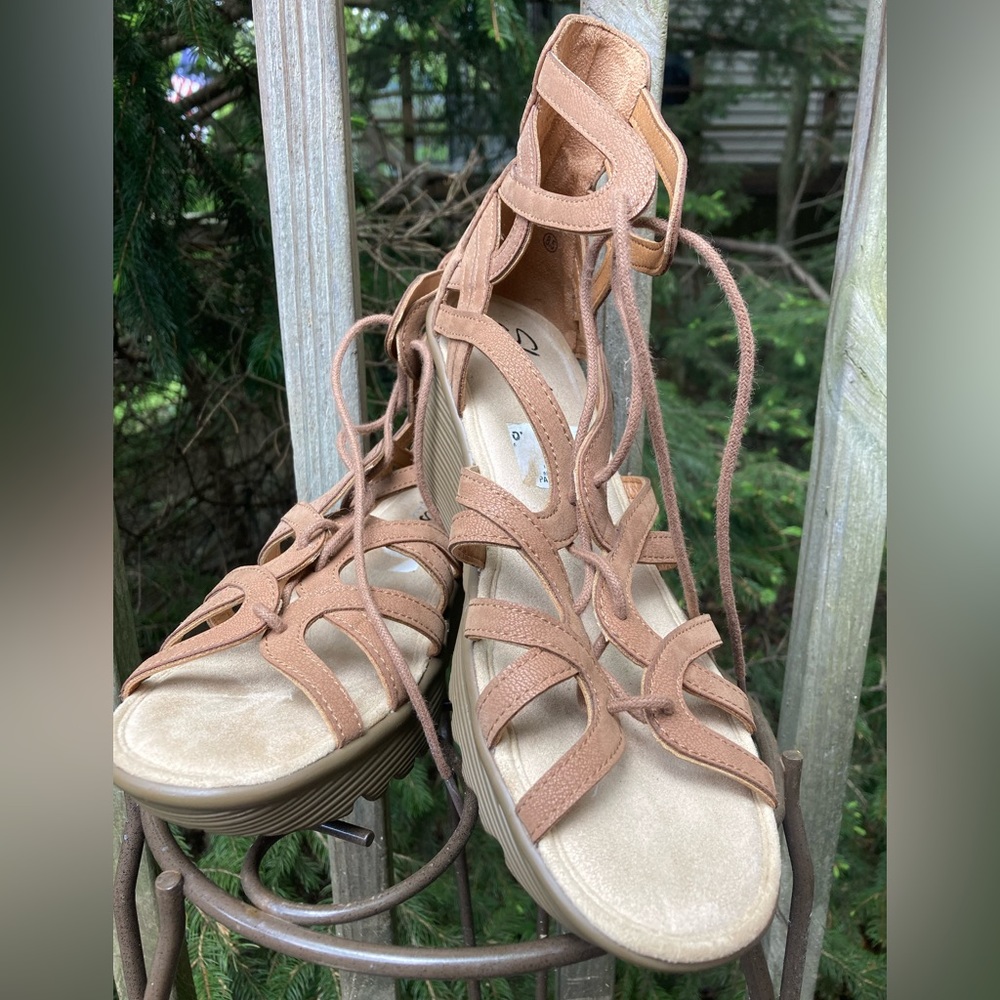 Sketchers size 8.5 lace up tan wedges